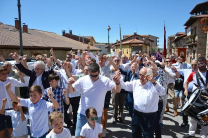 Navaleno celebra sus fiestas de la Virgen y San Roque con el baile de la jota tan característico de la localidad.