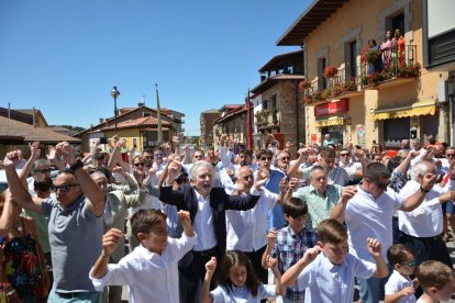 Navaleno celebra sus fiestas de la Virgen y San Roque con el baile de la jota tan característico de la localidad.