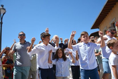 Navaleno celebra sus fiestas de la Virgen y San Roque con el baile de la jota tan característico de la localidad.