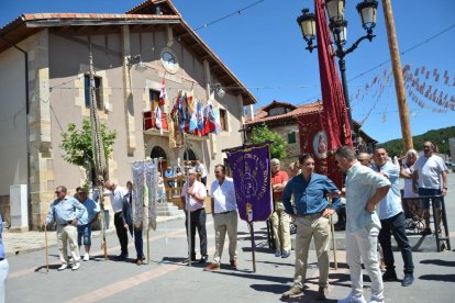 Navaleno celebra sus fiestas de la Virgen y San Roque con el baile de la jota tan característico de la localidad.