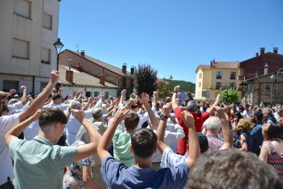 Navaleno celebra sus fiestas de la Virgen y San Roque con el baile de la jota tan característico de la localidad.