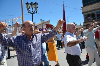 Navaleno celebra sus fiestas de la Virgen y San Roque con el baile de la jota tan característico de la localidad.