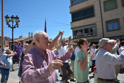 Navaleno celebra sus fiestas de la Virgen y San Roque con el baile de la jota tan característico de la localidad.