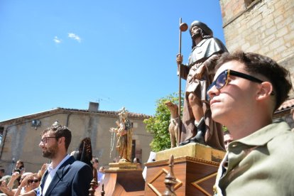 Navaleno celebra sus fiestas de la Virgen y San Roque con el baile de la jota tan característico de la localidad.