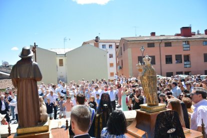 Navaleno celebra sus fiestas de la Virgen y San Roque con el baile de la jota tan característico de la localidad.