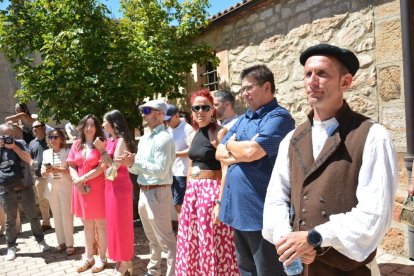 Navaleno celebra sus fiestas de la Virgen y San Roque con el baile de la jota tan característico de la localidad.