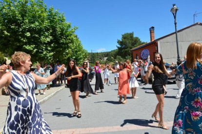 Navaleno celebra sus fiestas de la Virgen y San Roque con el baile de la jota tan característico de la localidad.