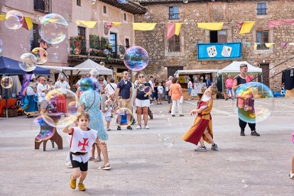 El Mercado Medieval vuelve a llenar la plaza Mayor de Medinaceli de artesanía y animación.