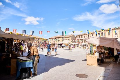 El Mercado Medieval vuelve a llenar la plaza Mayor de Medinaceli de artesanía y animación.