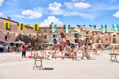 El Mercado Medieval vuelve a llenar la plaza Mayor de Medinaceli de artesanía y animación.