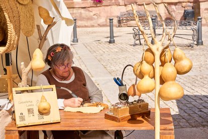 El Mercado Medieval vuelve a llenar la plaza Mayor de Medinaceli de artesanía y animación.