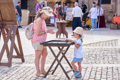 El Mercado Medieval vuelve a llenar la plaza Mayor de Medinaceli de artesanía y animación.