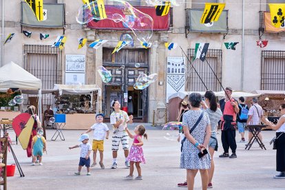 El Mercado Medieval vuelve a llenar la plaza Mayor de Medinaceli de artesanía y animación.