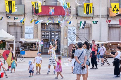 El Mercado Medieval vuelve a llenar la plaza Mayor de Medinaceli de artesanía y animación.