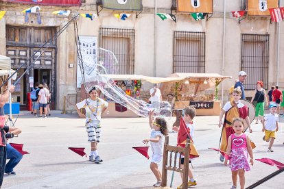 El Mercado Medieval vuelve a llenar la plaza Mayor de Medinaceli de artesanía y animación.