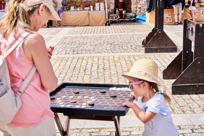 El Mercado Medieval vuelve a llenar la plaza Mayor de Medinaceli de artesanía y animación.