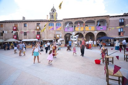 El Mercado Medieval vuelve a llenar la plaza Mayor de Medinaceli de artesanía y animación.