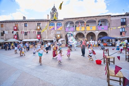 El Mercado Medieval vuelve a llenar la plaza Mayor de Medinaceli de artesanía y animación.