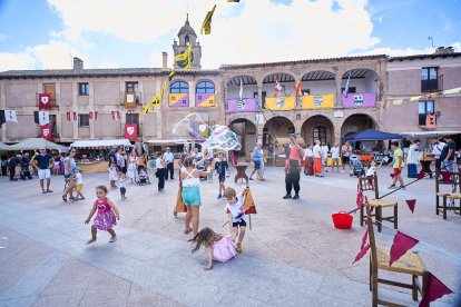 El Mercado Medieval vuelve a llenar la plaza Mayor de Medinaceli de artesanía y animación.