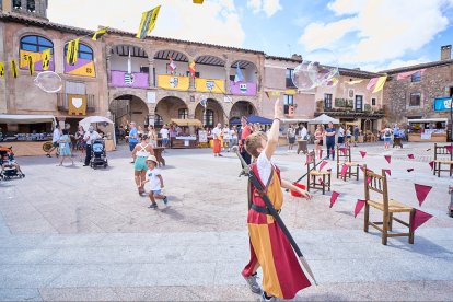 El Mercado Medieval vuelve a llenar la plaza Mayor de Medinaceli de artesanía y animación.