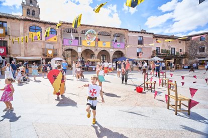 El Mercado Medieval vuelve a llenar la plaza Mayor de Medinaceli de artesanía y animación.