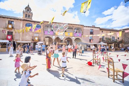 El Mercado Medieval vuelve a llenar la plaza Mayor de Medinaceli de artesanía y animación.