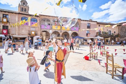 El Mercado Medieval vuelve a llenar la plaza Mayor de Medinaceli de artesanía y animación.