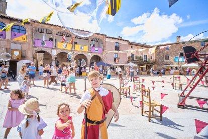 El Mercado Medieval vuelve a llenar la plaza Mayor de Medinaceli de artesanía y animación.