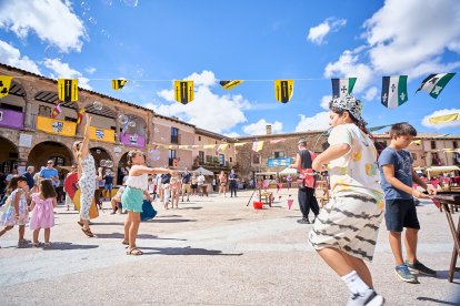 El Mercado Medieval vuelve a llenar la plaza Mayor de Medinaceli de artesanía y animación.