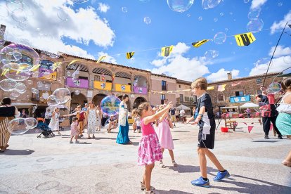 El Mercado Medieval vuelve a llenar la plaza Mayor de Medinaceli de artesanía y animación.