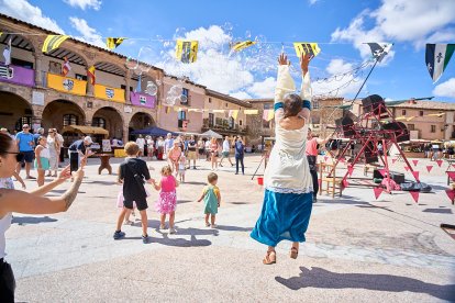 El Mercado Medieval vuelve a llenar la plaza Mayor de Medinaceli de artesanía y animación.