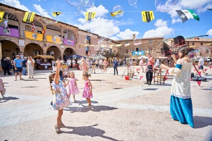 El Mercado Medieval vuelve a llenar la plaza Mayor de Medinaceli de artesanía y animación.