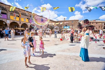 El Mercado Medieval vuelve a llenar la plaza Mayor de Medinaceli de artesanía y animación.