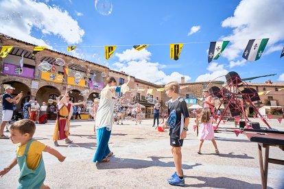 El Mercado Medieval vuelve a llenar la plaza Mayor de Medinaceli de artesanía y animación.