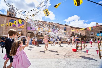 El Mercado Medieval vuelve a llenar la plaza Mayor de Medinaceli de artesanía y animación.