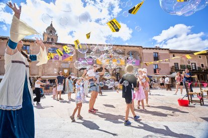 El Mercado Medieval vuelve a llenar la plaza Mayor de Medinaceli de artesanía y animación.