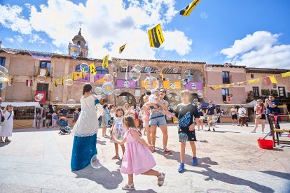 El Mercado Medieval vuelve a llenar la plaza Mayor de Medinaceli de artesanía y animación.