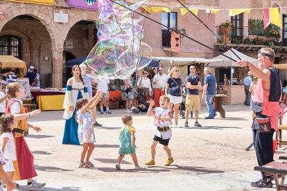 El Mercado Medieval vuelve a llenar la plaza Mayor de Medinaceli de artesanía y animación.