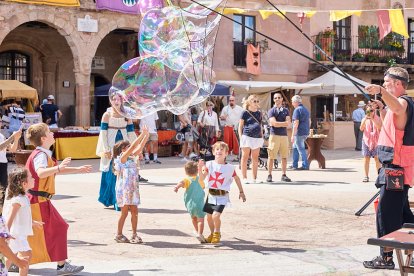 El Mercado Medieval vuelve a llenar la plaza Mayor de Medinaceli de artesanía y animación.