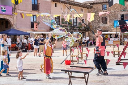 El Mercado Medieval vuelve a llenar la plaza Mayor de Medinaceli de artesanía y animación.