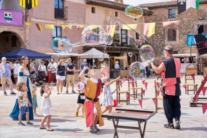 El Mercado Medieval vuelve a llenar la plaza Mayor de Medinaceli de artesanía y animación.