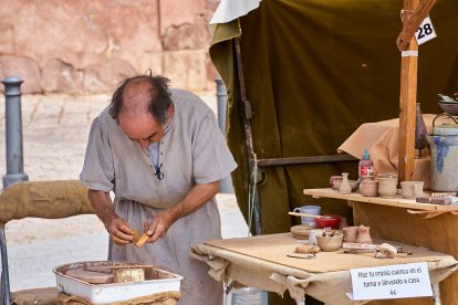 El Mercado Medieval vuelve a llenar la plaza Mayor de Medinaceli de artesanía y animación.