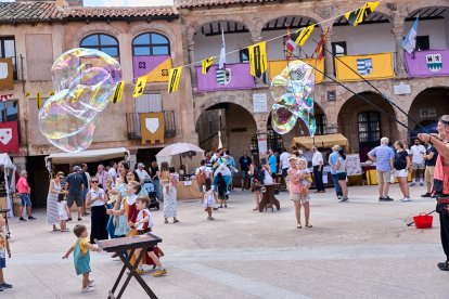 El Mercado Medieval vuelve a llenar la plaza Mayor de Medinaceli de artesanía y animación.