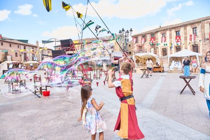 El Mercado Medieval vuelve a llenar la plaza Mayor de Medinaceli de artesanía y animación.