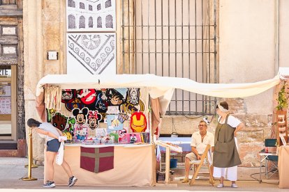 El Mercado Medieval vuelve a llenar la plaza Mayor de Medinaceli de artesanía y animación.