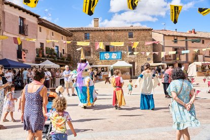 El Mercado Medieval vuelve a llenar la plaza Mayor de Medinaceli de artesanía y animación.