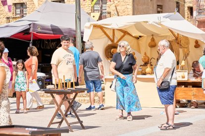 El Mercado Medieval vuelve a llenar la plaza Mayor de Medinaceli de artesanía y animación.