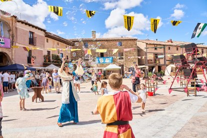 El Mercado Medieval vuelve a llenar la plaza Mayor de Medinaceli de artesanía y animación.