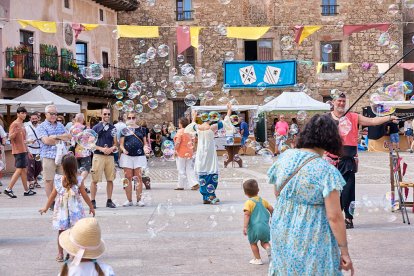 El Mercado Medieval vuelve a llenar la plaza Mayor de Medinaceli de artesanía y animación.