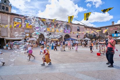 El Mercado Medieval vuelve a llenar la plaza Mayor de Medinaceli de artesanía y animación.